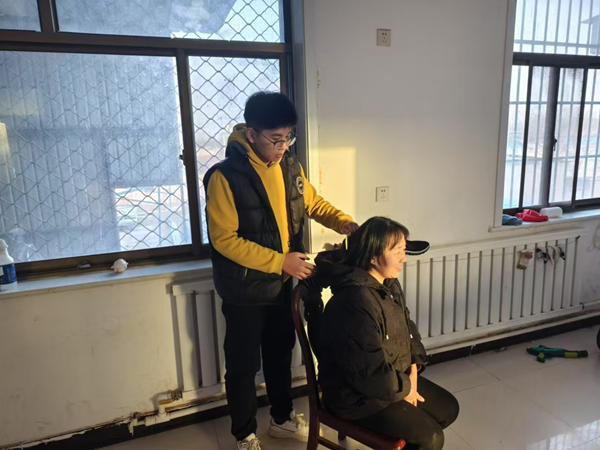 孝老爱亲（四）|ag8亚集团九游会官方网站|管理学院|养成教育育新苗，孝亲之举暖亲情