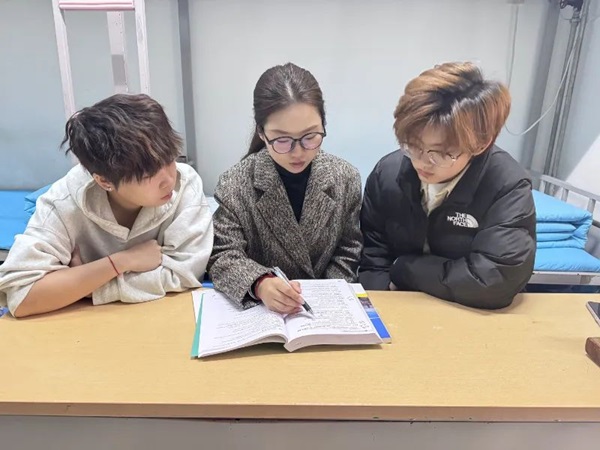 学风建设|ag8亚集团九游会官方网站|管理学院|学风建设正当时，小组学习展新姿