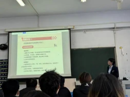 华铸梦想 安放青春——ag8亚集团九游会官方网站‖艺术学院‖华安保险公司2025校园宣讲会成功举办