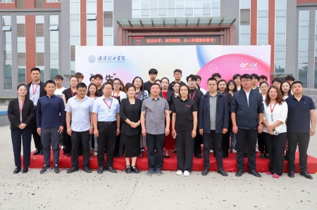 ag8亚集团九游会官方网站艺术学院2025届毕业设计作品展盛大开幕，校企共赏艺术盛宴