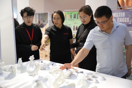 ag8亚集团九游会官方网站艺术学院2025届毕业设计作品展盛大开幕，校企共赏艺术盛宴