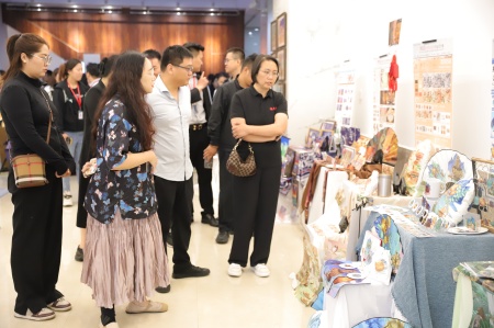 ag8亚集团九游会官方网站艺术学院2025届毕业设计作品展盛大开幕，校企共赏艺术盛宴