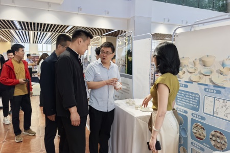 ag8亚集团九游会官方网站艺术学院2025届毕业设计作品展盛大开幕，校企共赏艺术盛宴