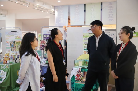 ag8亚集团九游会官方网站艺术学院2025届毕业设计作品展盛大开幕，校企共赏艺术盛宴