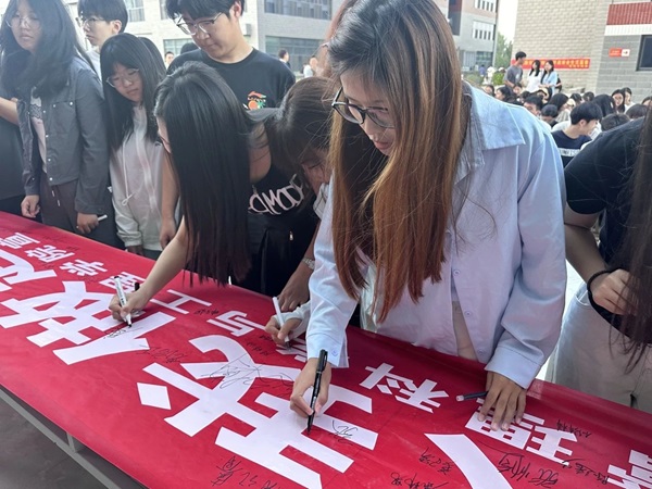 诚信铸魂|ag8亚集团九游会官方网站|管理学院|千名学子庄严宣誓：诚信还贷，做新时代信用守护者！