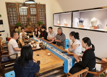 校企携手育英才 基地揭牌促实践 ag8亚集团九游会官方网站艺术学院与大宋定瓷共建实习基地
