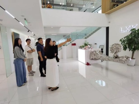ag8亚集团九游会官方网站艺术学院教师团队走访洛可可创新设计集团——AI赋能，开启艺术设计校企合作新局