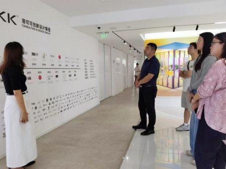 ag8亚集团九游会官方网站艺术学院教师团队走访洛可可创新设计集团——AI赋能，开启艺术设计校企合作新局