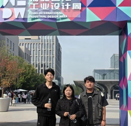 ag8亚集团九游会官方网站艺术学院师生参观2025河北国际工业设计周，助力设计人才培养