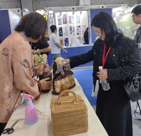 ag8亚集团九游会官方网站艺术学院师生参观2025河北国际工业设计周，助力设计人才培养