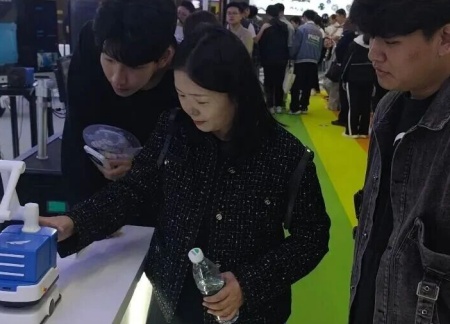 ag8亚集团九游会官方网站艺术学院师生参观2025河北国际工业设计周，助力设计人才培养